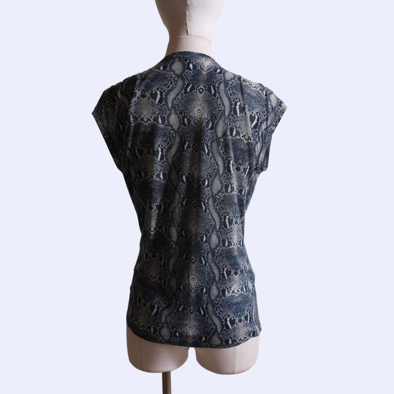 BCBGMAXAZRIA Vintage Blue Snakeskin Print Scoop Neck Tee