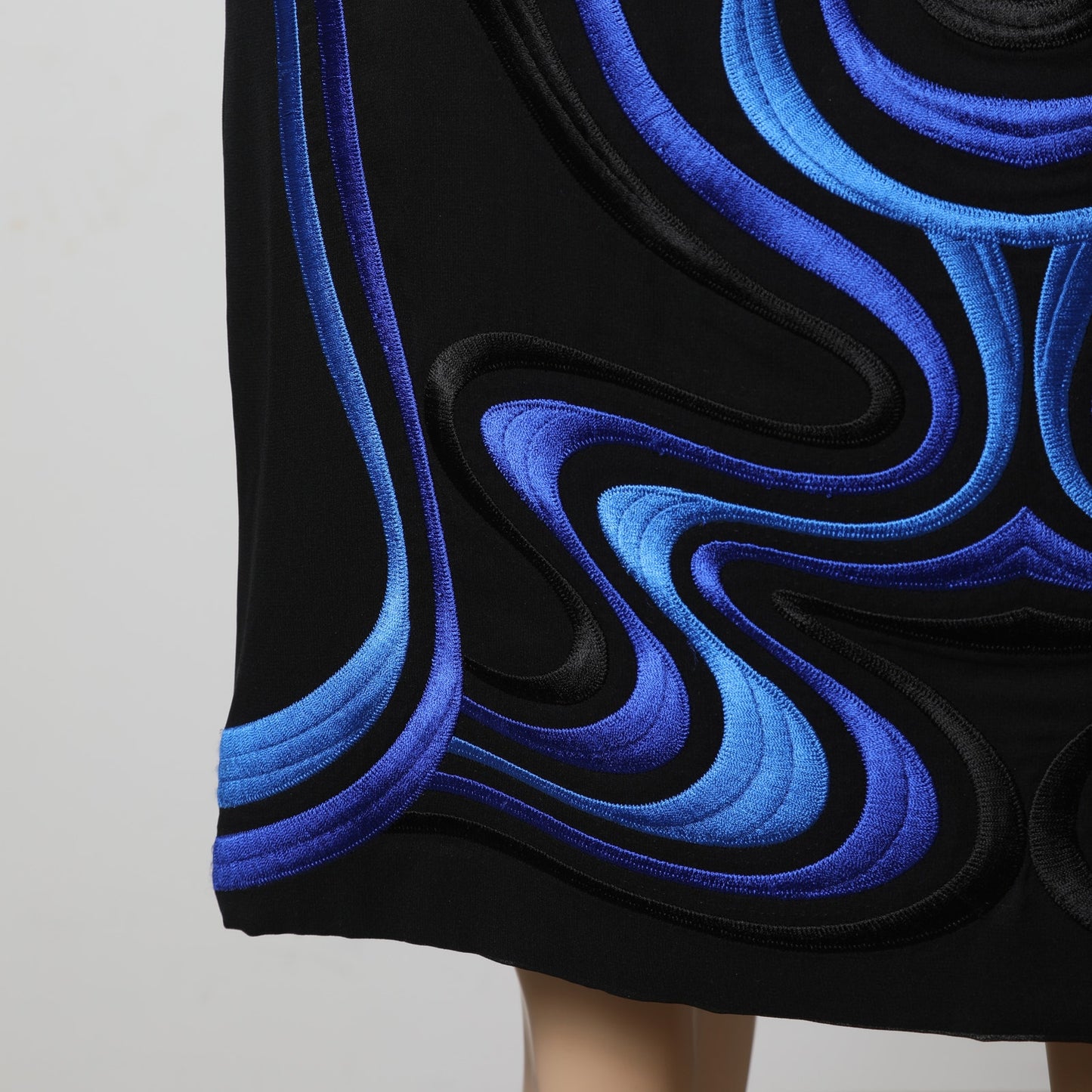 DIANE VON FURSTENBERG Black & Blue Abstract Embroidered Sleeveless Sheath Dress