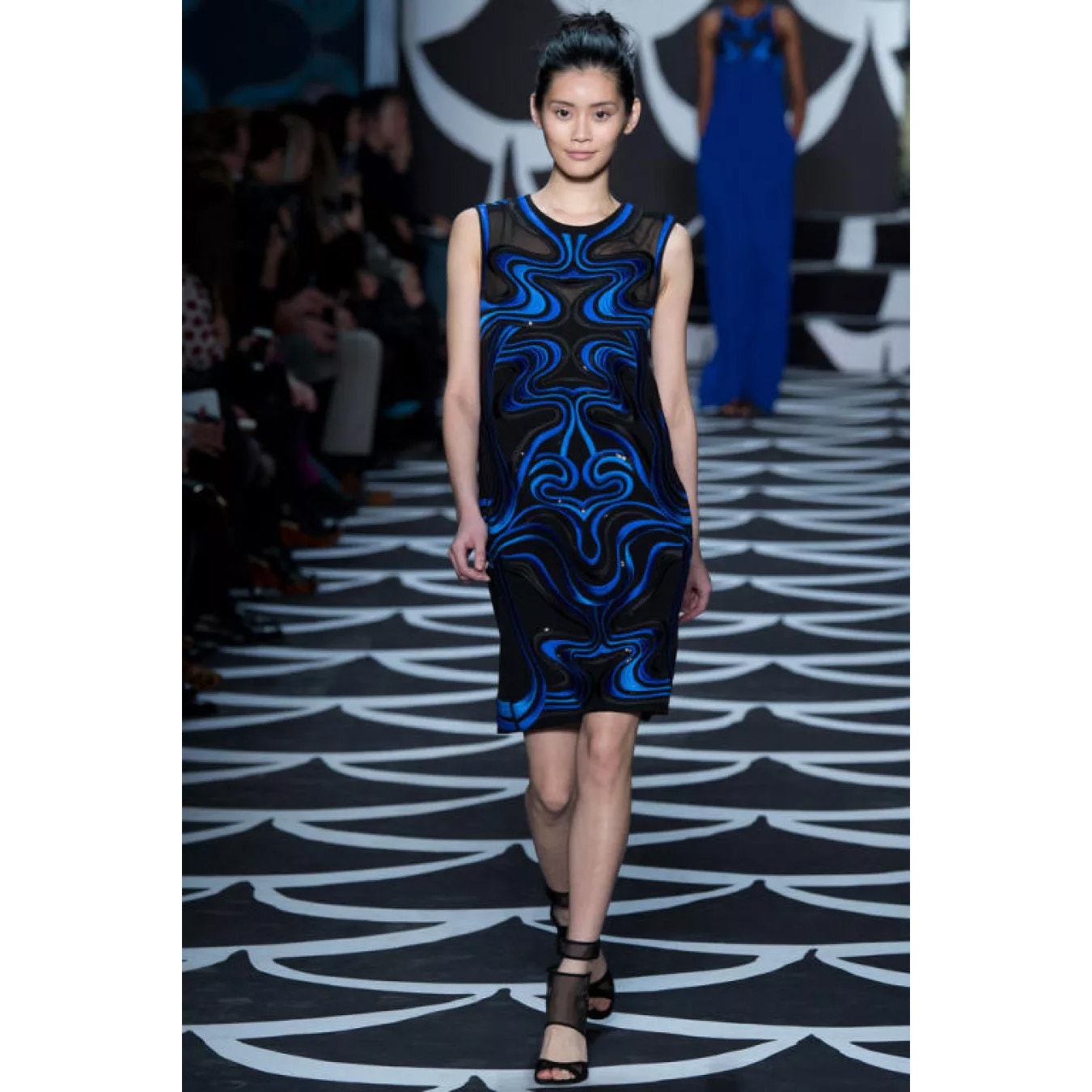 DIANE VON FURSTENBERG Black & Blue Abstract Embroidered Sleeveless Sheath Dress