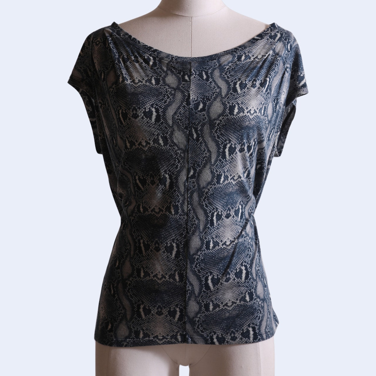 BCBGMAXAZRIA Vintage Blue Snakeskin Print Scoop Neck Tee