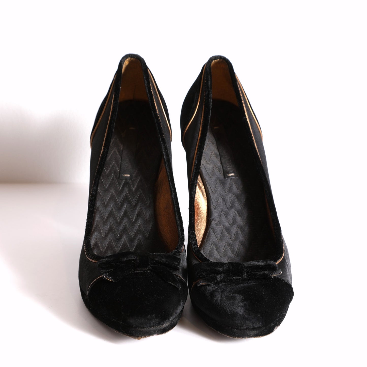 BCBGMAXAZRIA Vintage Black Velvet Bow Detail Pumps