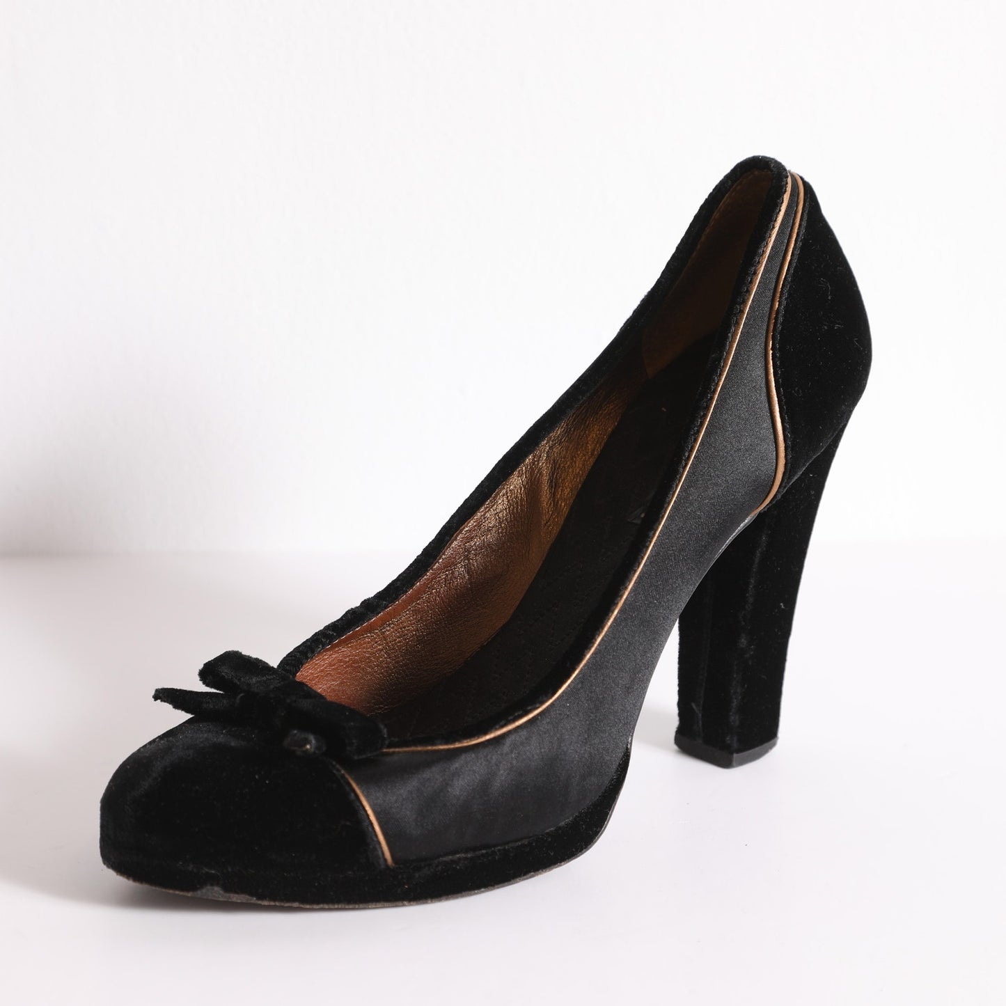 BCBGMAXAZRIA Vintage Black Velvet Bow Detail Pumps